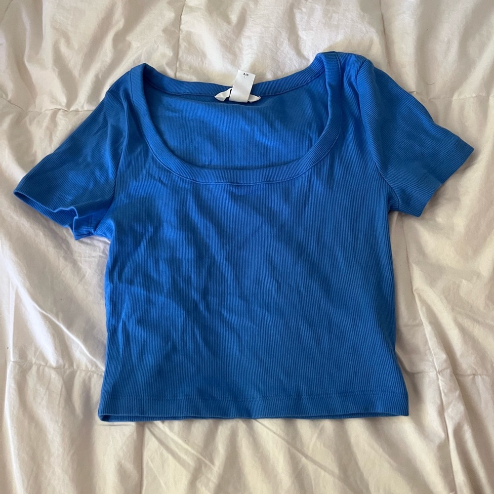 H&M blue scoop neck crop top/tee